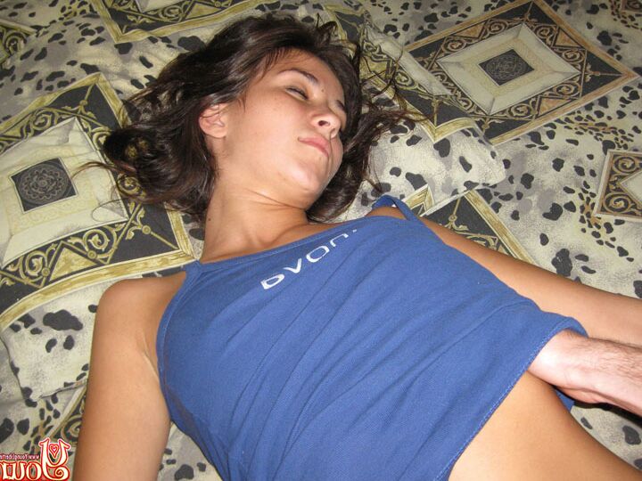16P Adolescente adormecida acorda durante a ação de cunilíngua antes de foder o namorado