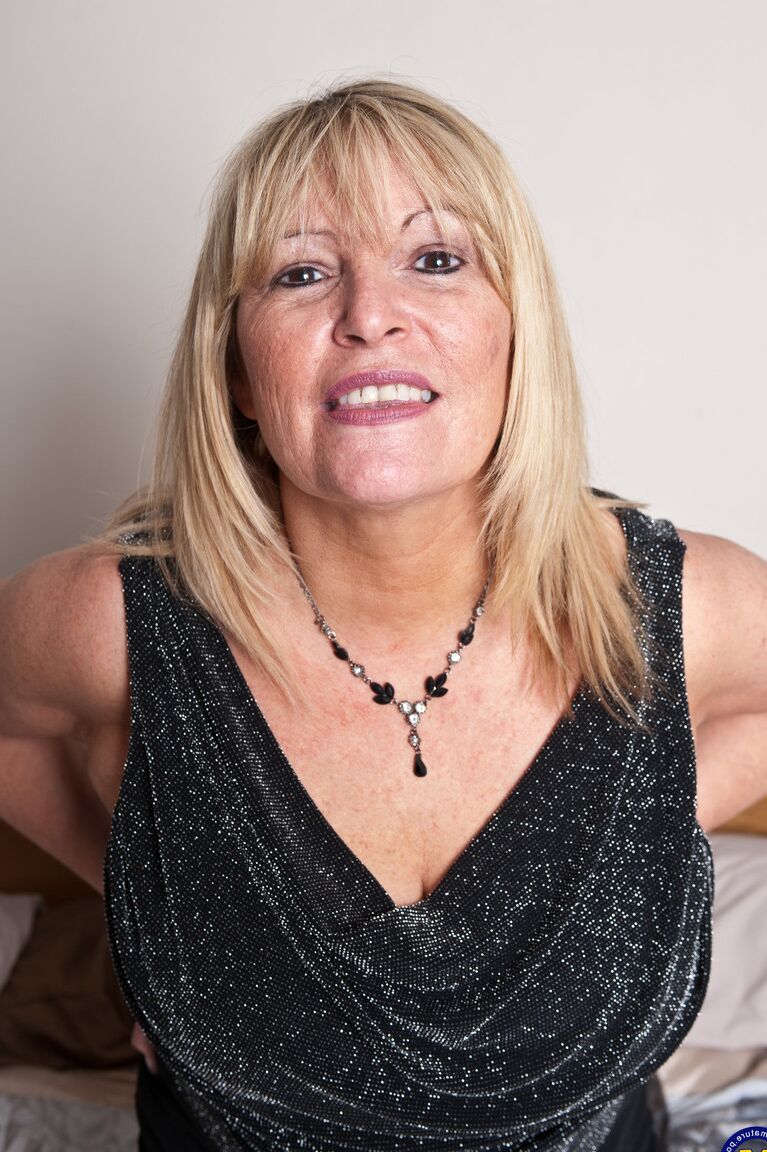 21P Smiley, blonde mature, Alisha, joue avec sa chatte et serre ses gros seins naturels