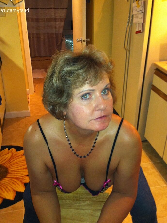 20P Amador mais velho Busty Bliss troca sexo oral com um homem mais jovem