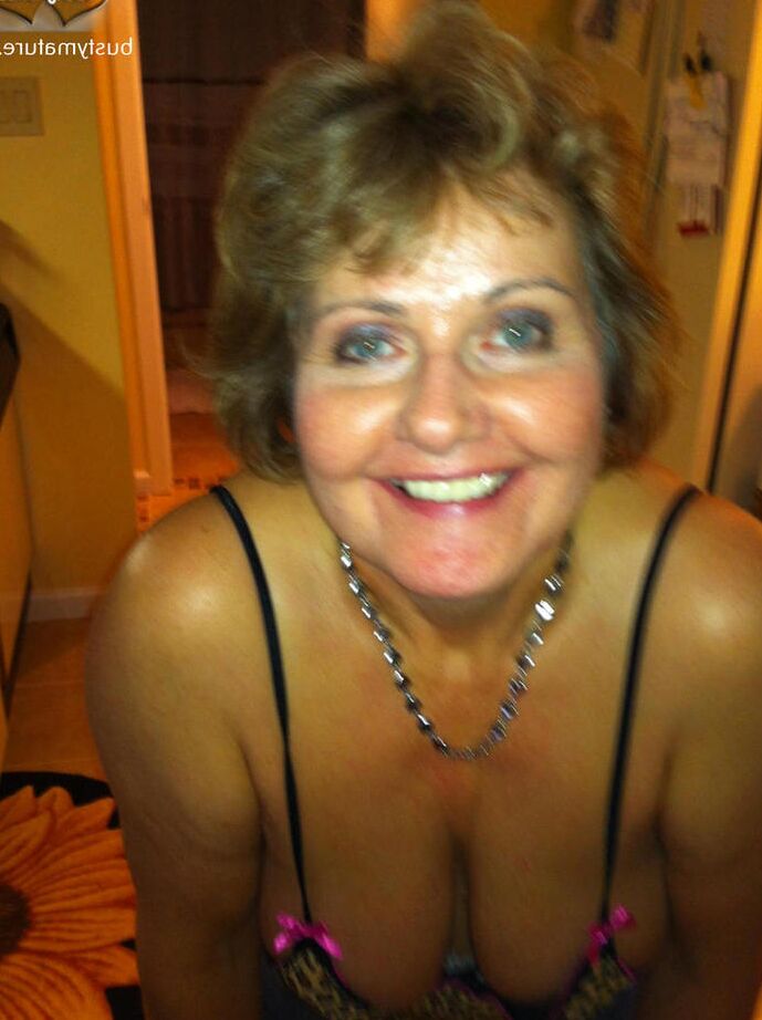 20P Amador mais velho Busty Bliss troca sexo oral com um homem mais jovem