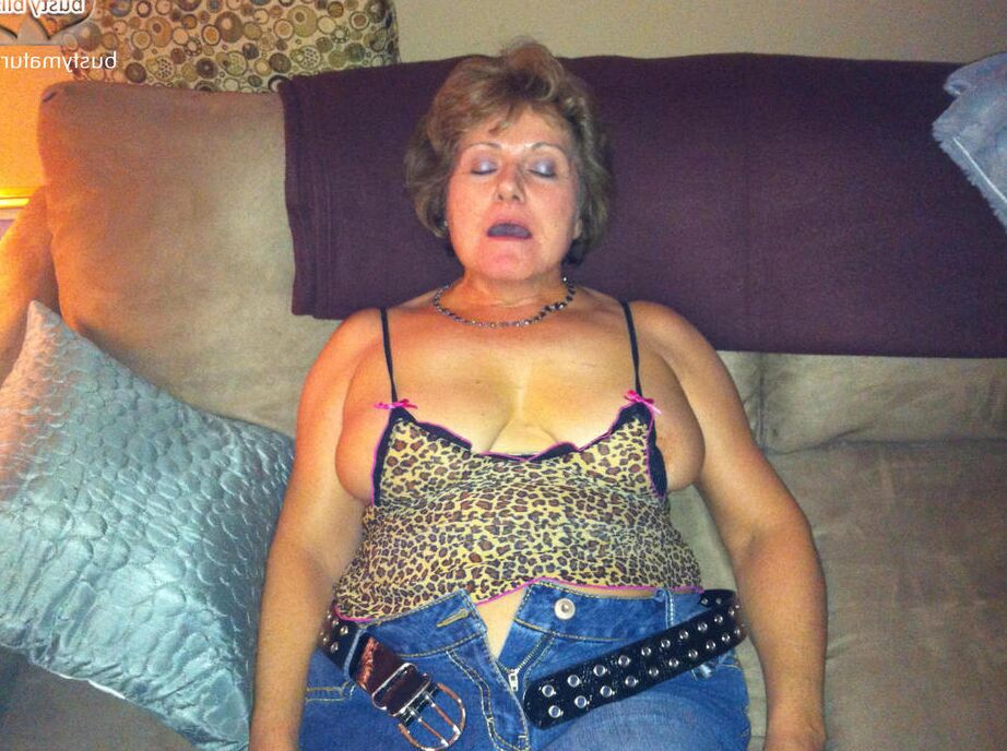 20P Amador mais velho Busty Bliss troca sexo oral com um homem mais jovem