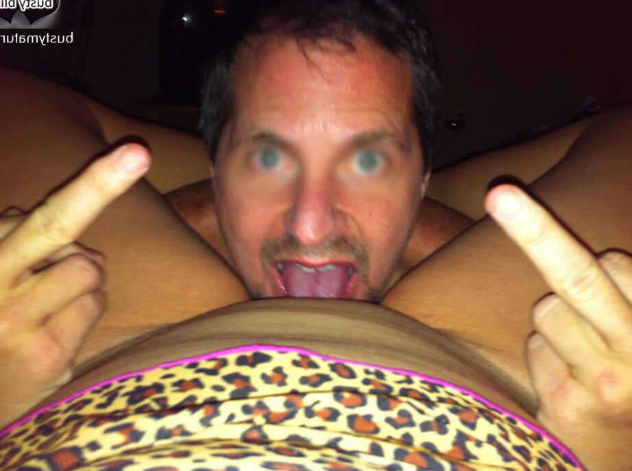 20P Amador mais velho Busty Bliss troca sexo oral com um homem mais jovem