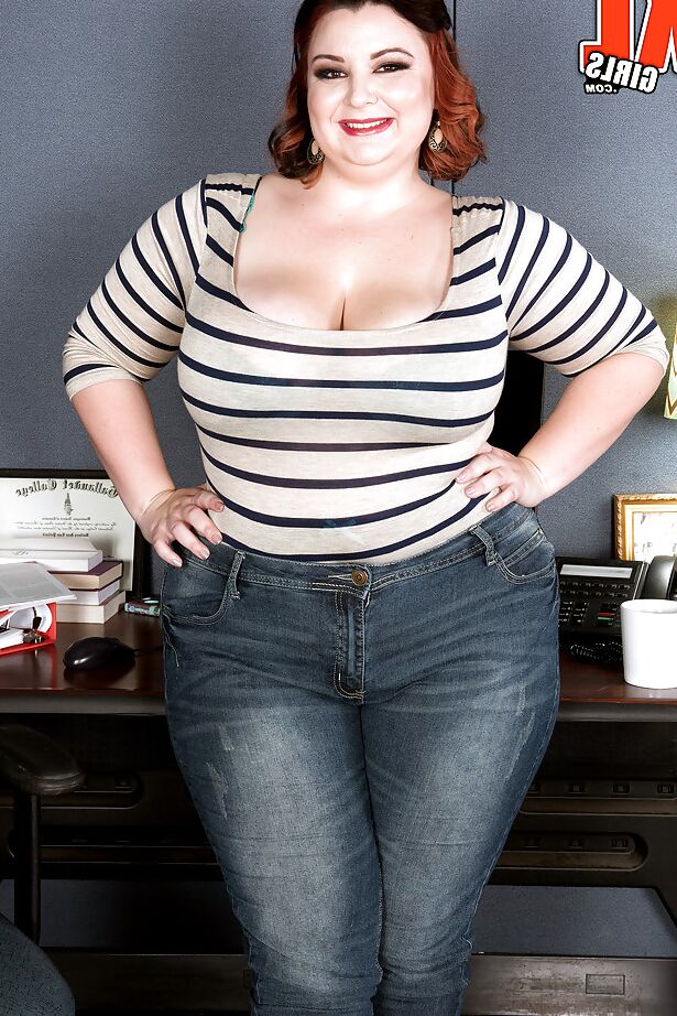 16P La obesa solitaria lucy lenore revelando sus grandes tetas y su enorme culo