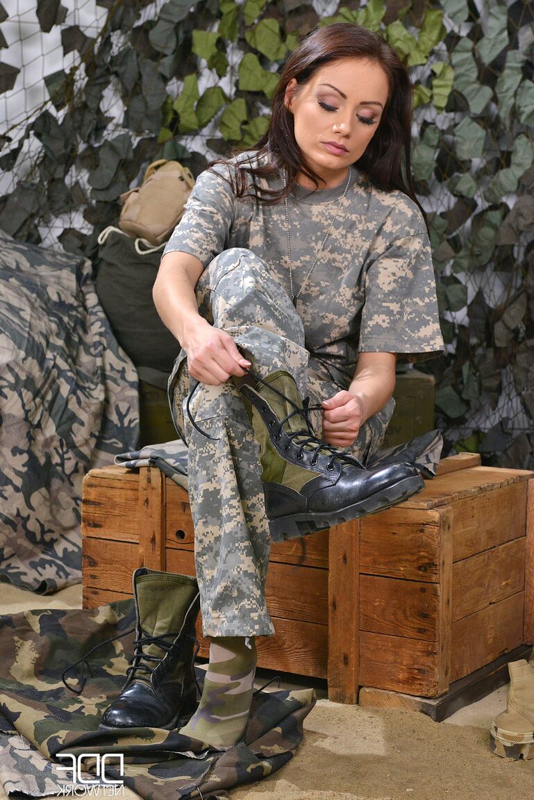 21P 軍人美女ソフィー・リンクスが着替え中にマンコと敏感な足を誇示する