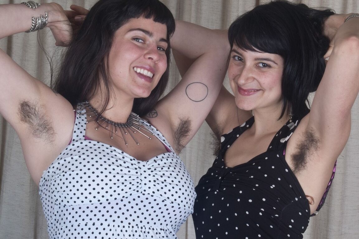 13P Mulheres com barba por fazer tiram vestidos de verão e lingerie juntas