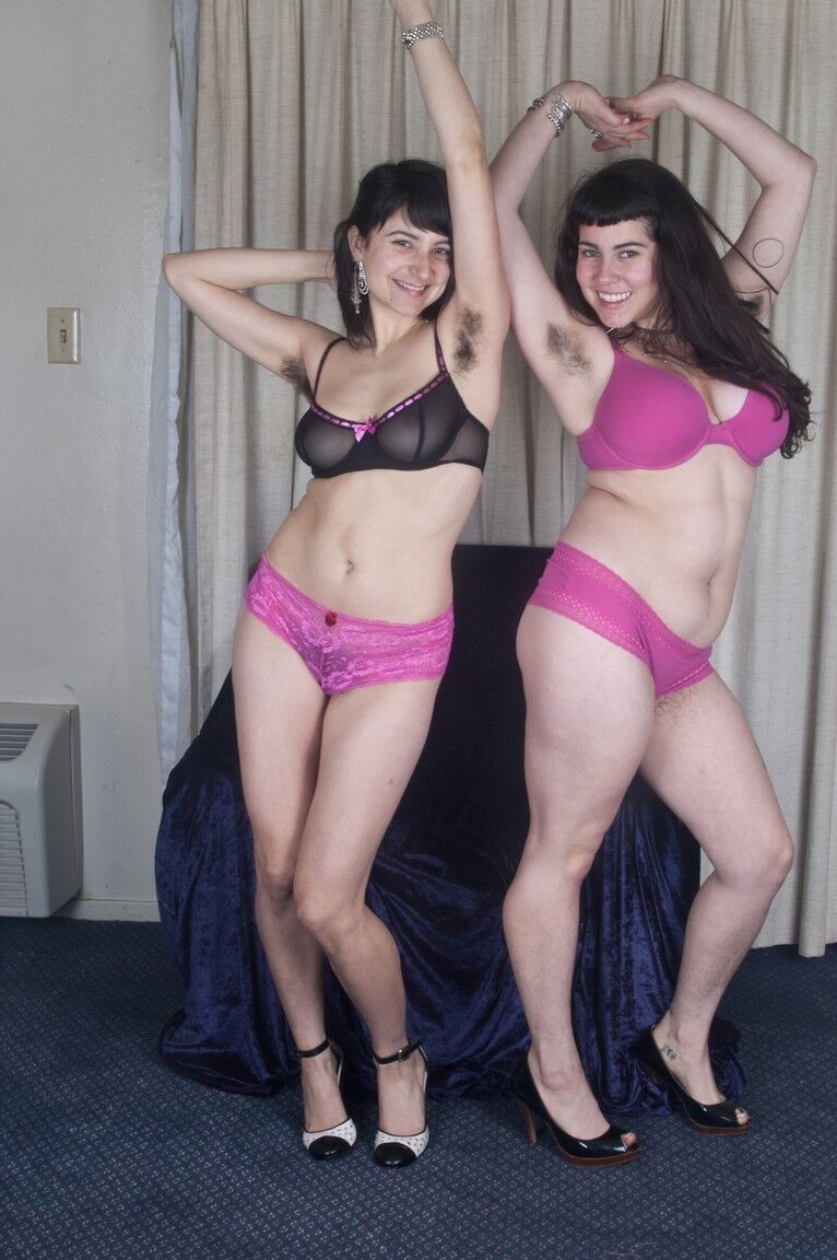 13P Mulheres com barba por fazer tiram vestidos de verão e lingerie juntas