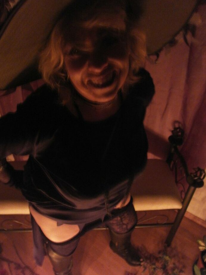 20P A bruxa selvagem e madura Caro enfiando um vibrador gordo em sua vulva suculenta para o Halloween