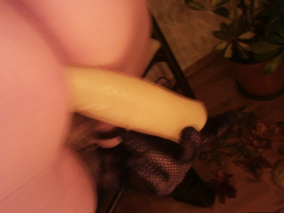 20P A bruxa selvagem e madura Caro enfiando um vibrador gordo em sua vulva suculenta para o Halloween