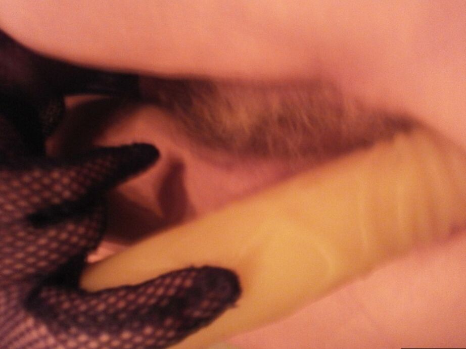 20P A bruxa selvagem e madura Caro enfiando um vibrador gordo em sua vulva suculenta para o Halloween