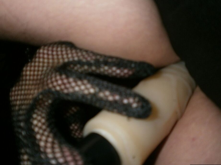 20P A bruxa selvagem e madura Caro enfiando um vibrador gordo em sua vulva suculenta para o Halloween