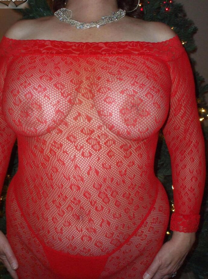 20P Mulher mais velha Busty Bliss veste a árvore de Natal antes de fazer um boquete