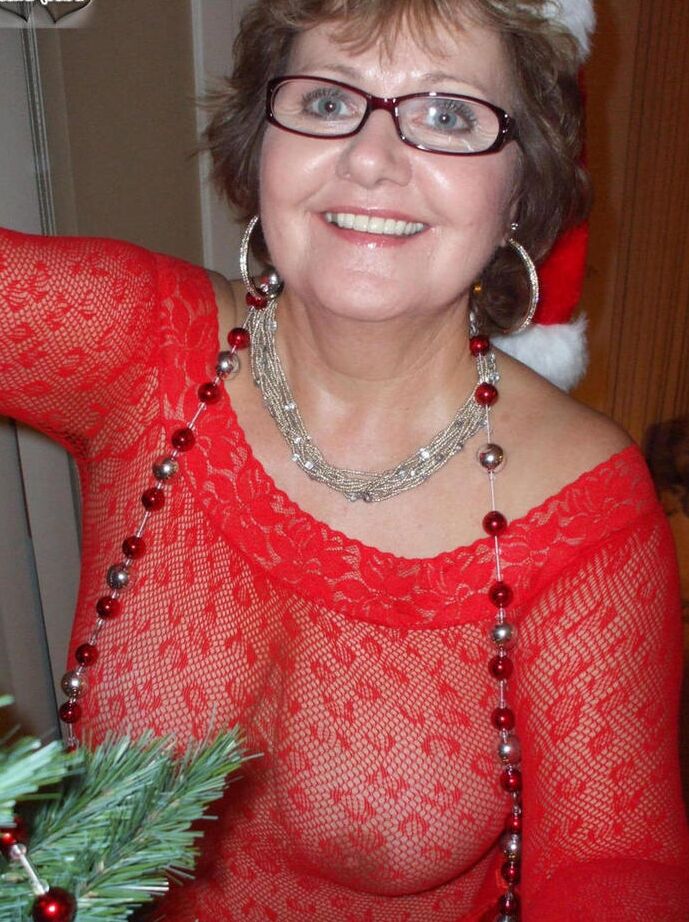 20P Mulher mais velha Busty Bliss veste a árvore de Natal antes de fazer um boquete