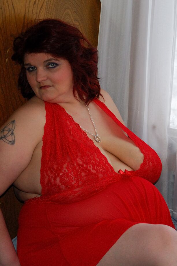 20P SSBBW Blackwidowak lässt riesige schlaffe Titten aus roten Babypuppen-Dessous frei
