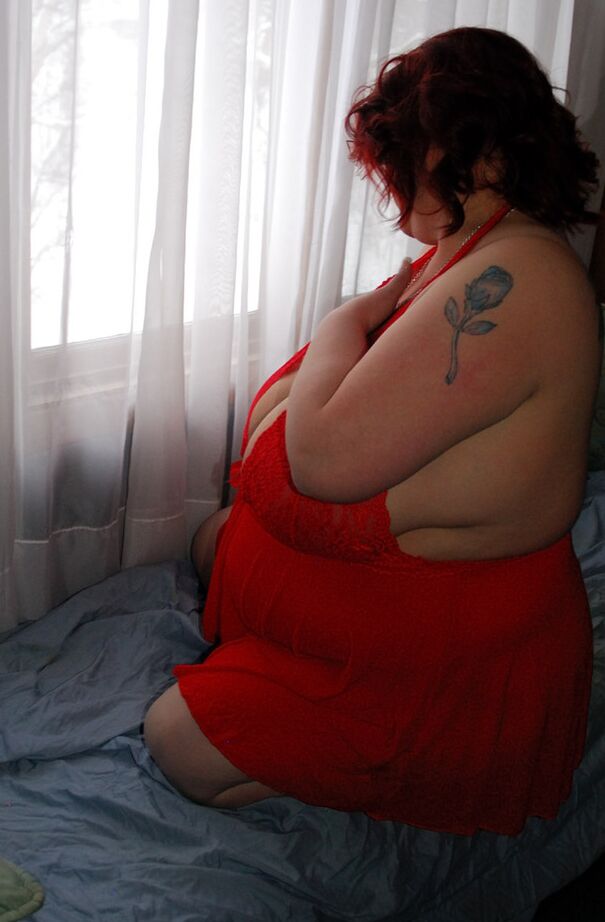 20P SSBBW Blackwidowak lässt riesige schlaffe Titten aus roten Babypuppen-Dessous frei
