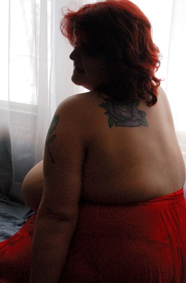 20P SSBBW Blackwidowak lässt riesige schlaffe Titten aus roten Babypuppen-Dessous frei