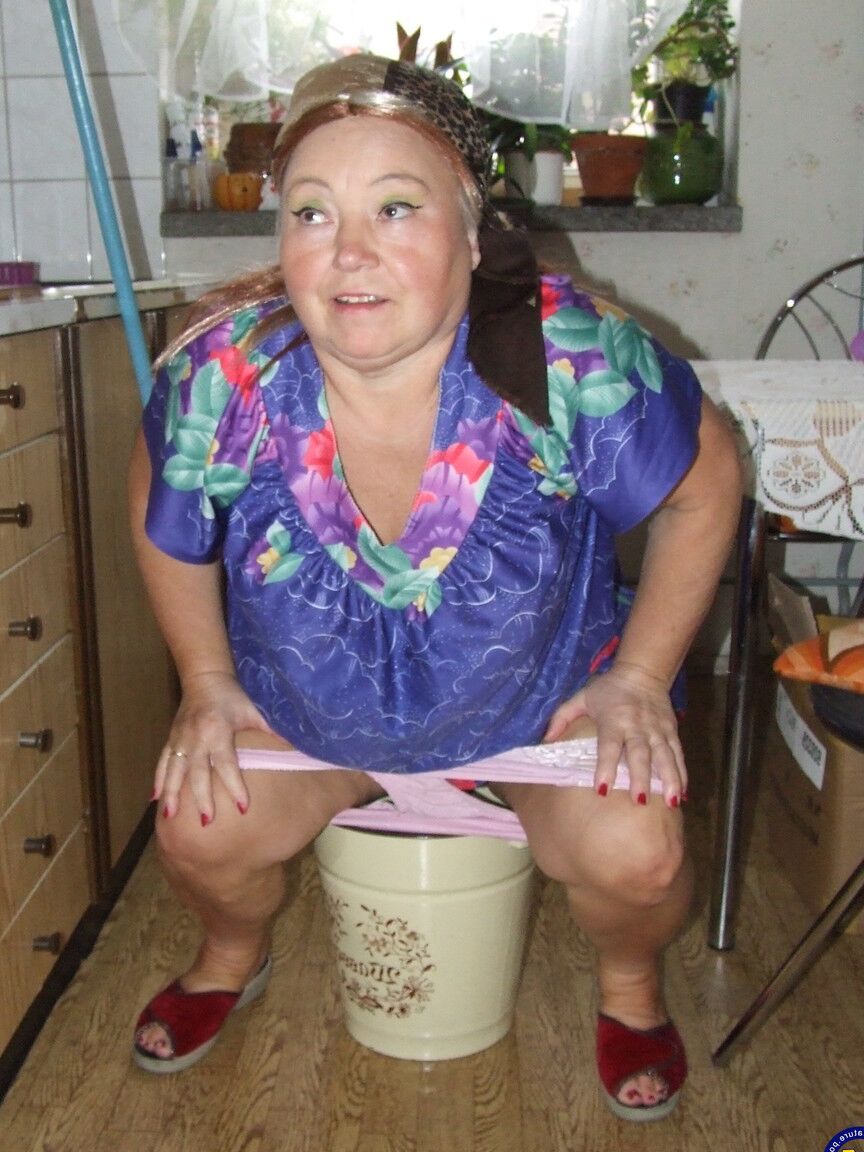 21P La abuela gorda Regina se desnuda y posa mientras limpia la cocina