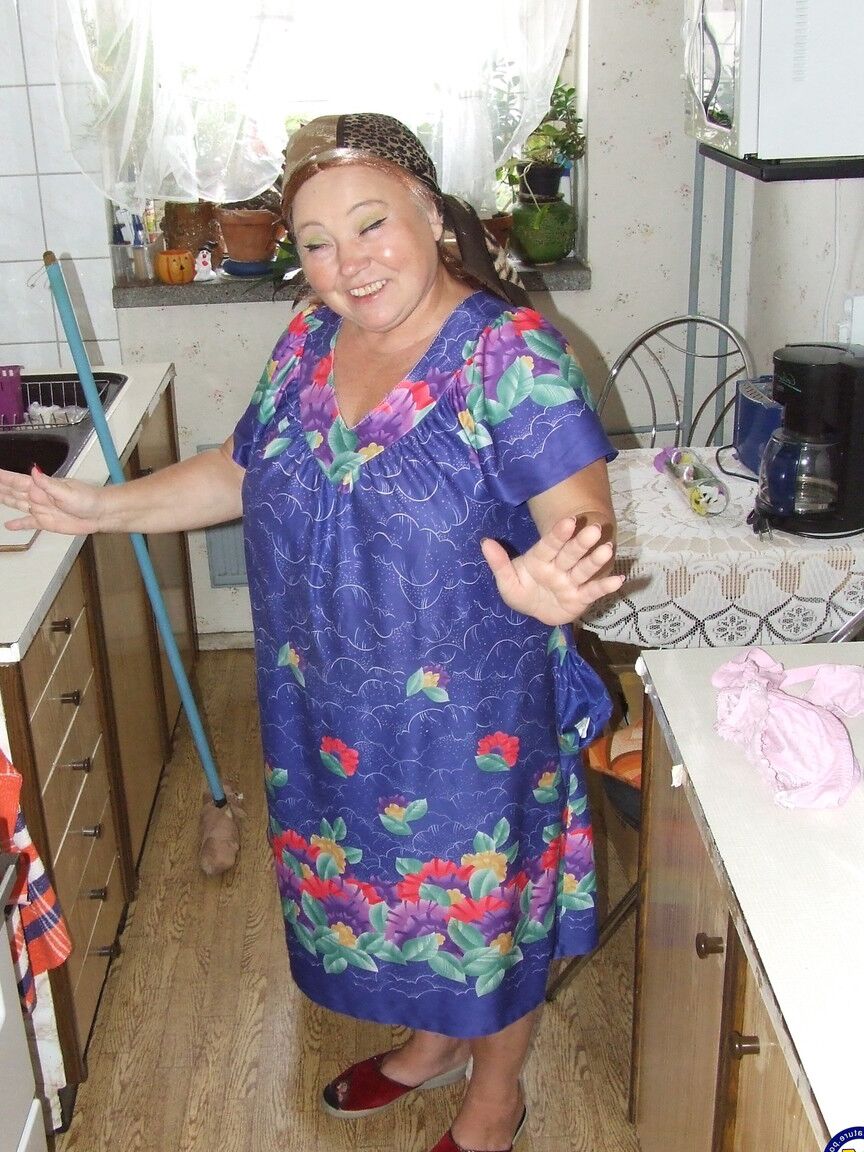 21P La abuela gorda Regina se desnuda y posa mientras limpia la cocina