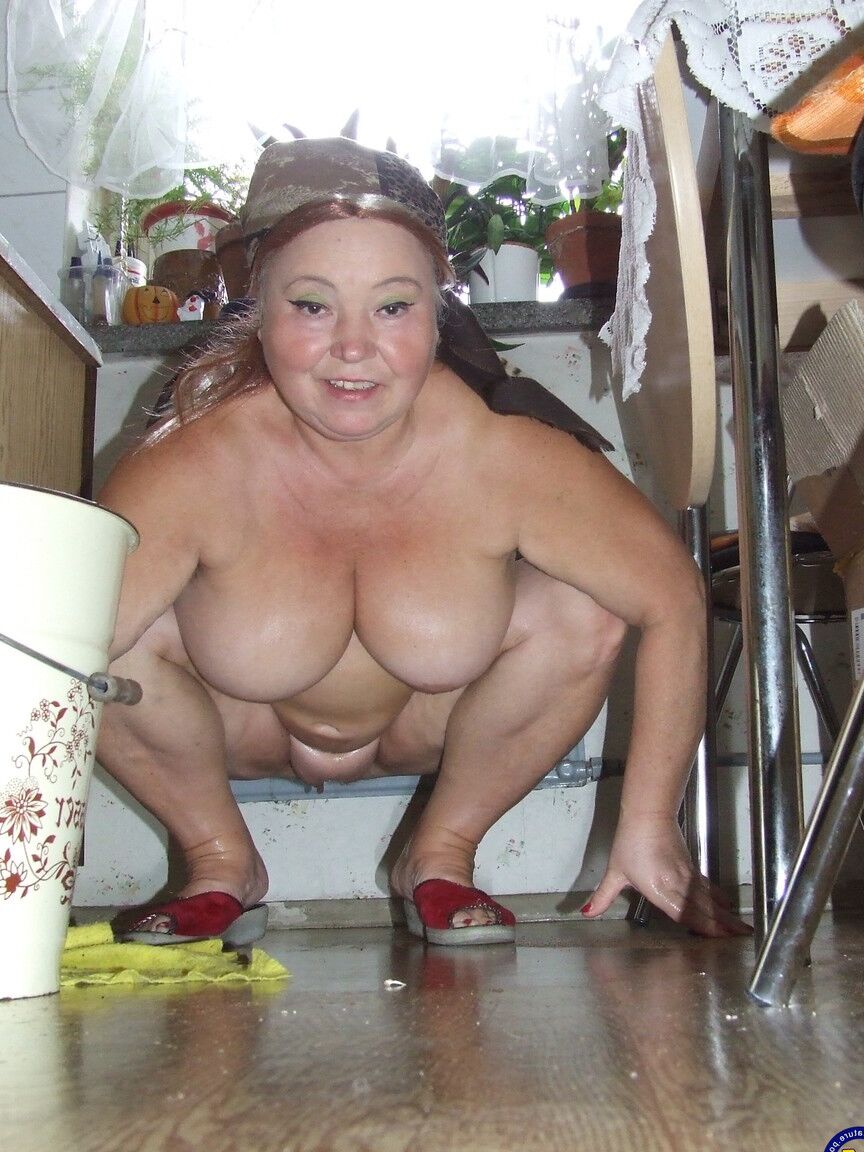 21P La abuela gorda Regina se desnuda y posa mientras limpia la cocina