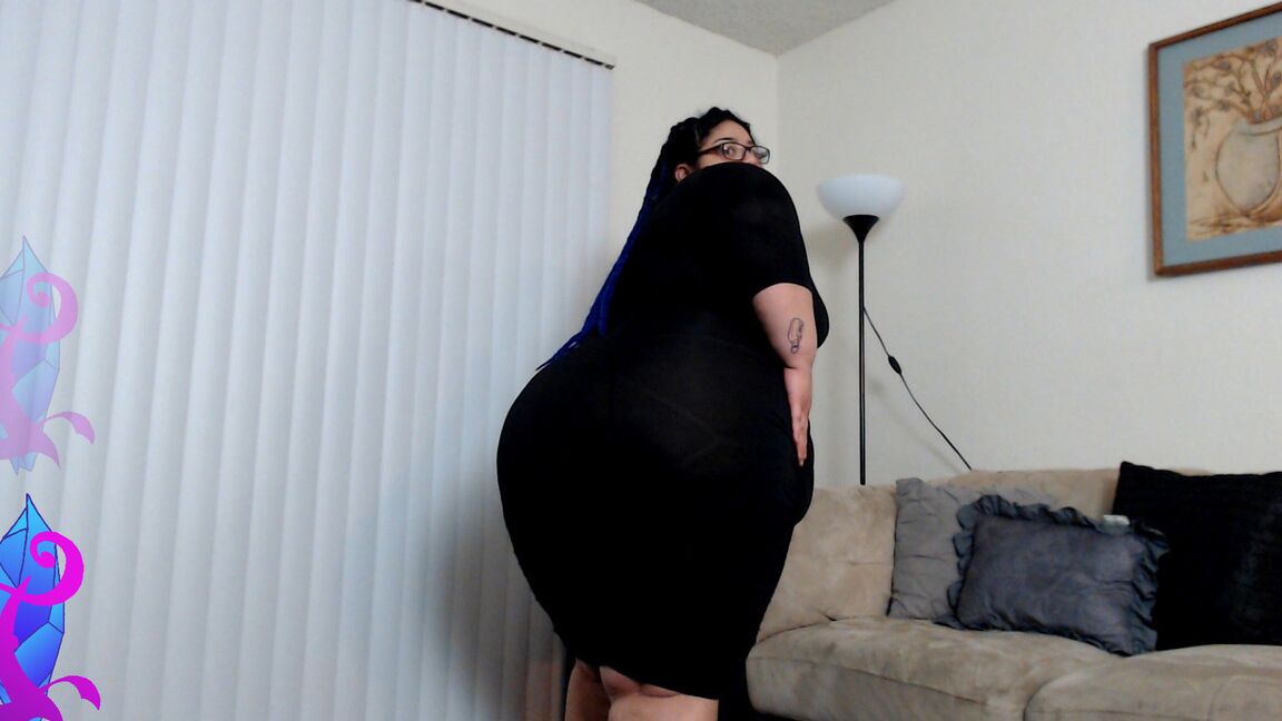 15P La madura gordita Crystal Blue se quita la ropa interior y hace alarde de su enorme culo