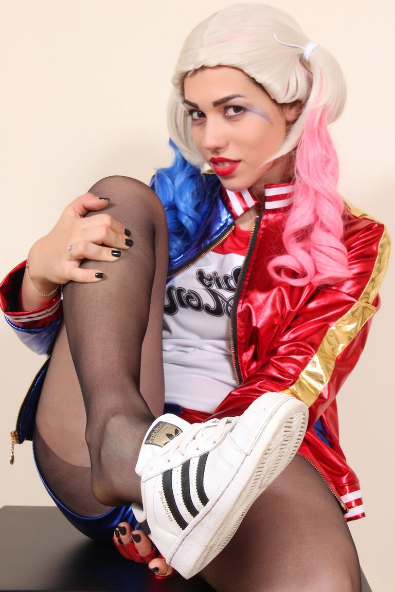 10P Solo model shows her hose attired feet while dressed as Harley Quinn