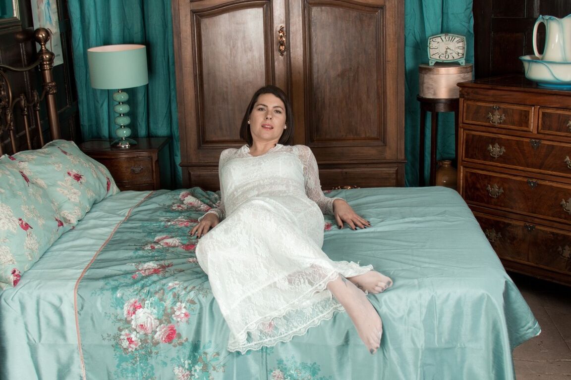 17P La morena tetona Sharlyn posa con medias blancas y estira su castor
