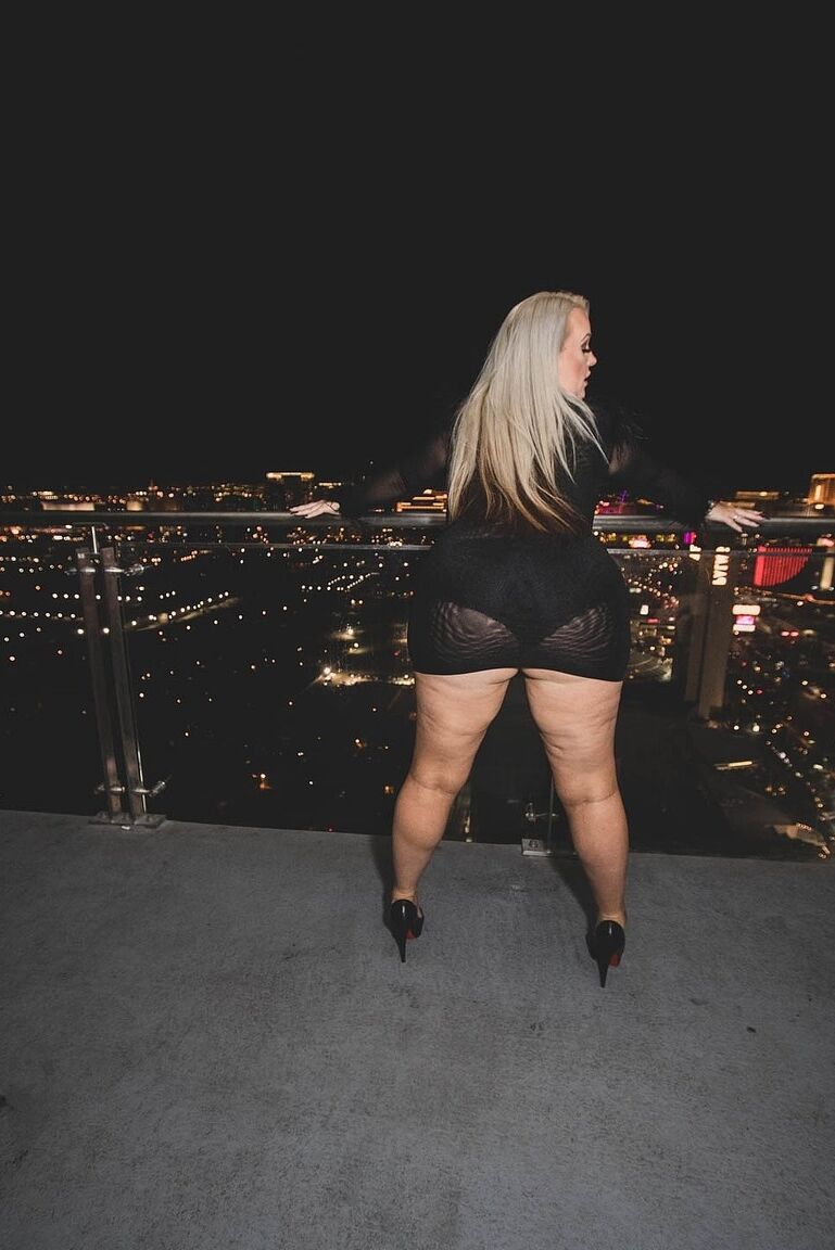 20P MILF blonde grassouillet Dee Siren