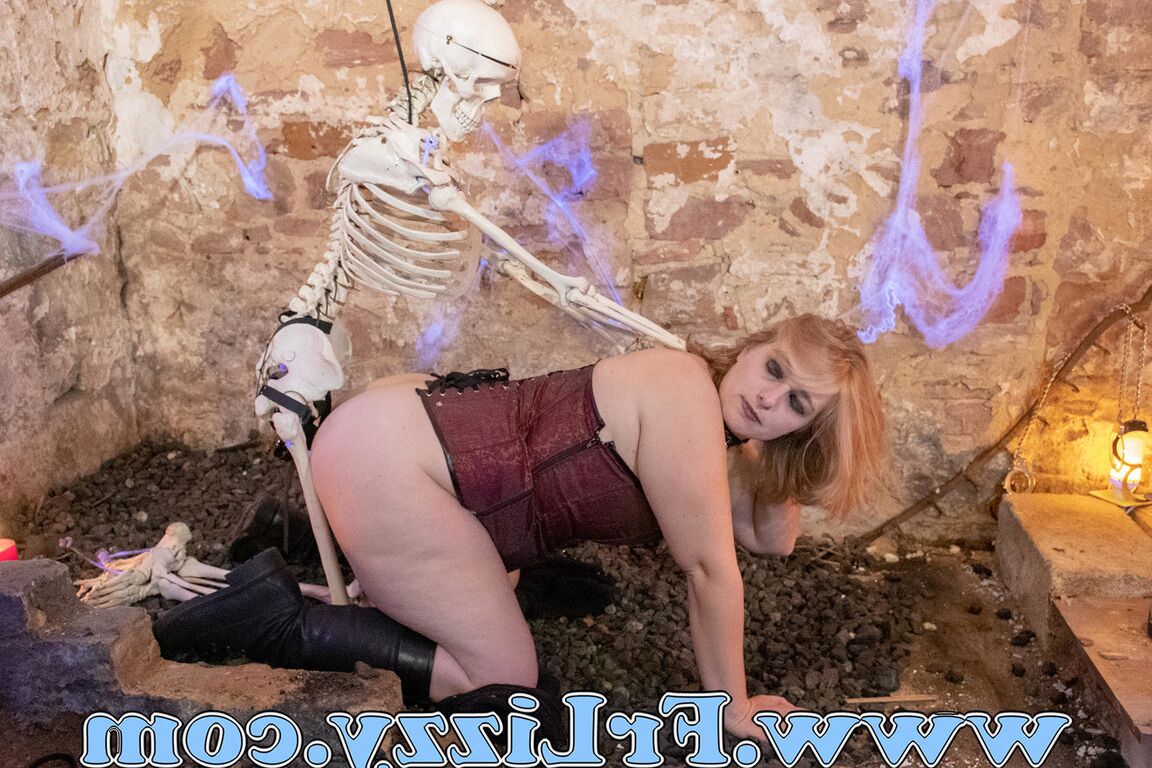 16P Rubia BBW P. Lizzy es penetrada por un esqueleto con un arnés