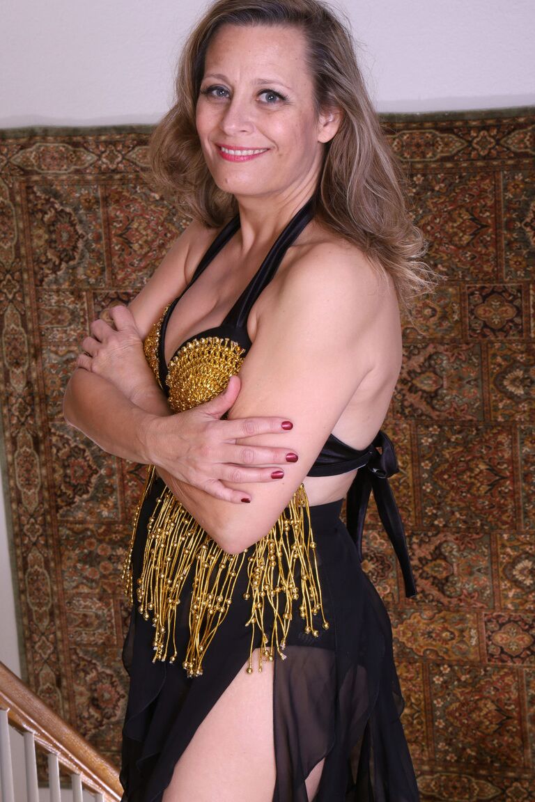 15P Over 30 lady Jade Allan masturbates with a dildo during her first nude gig