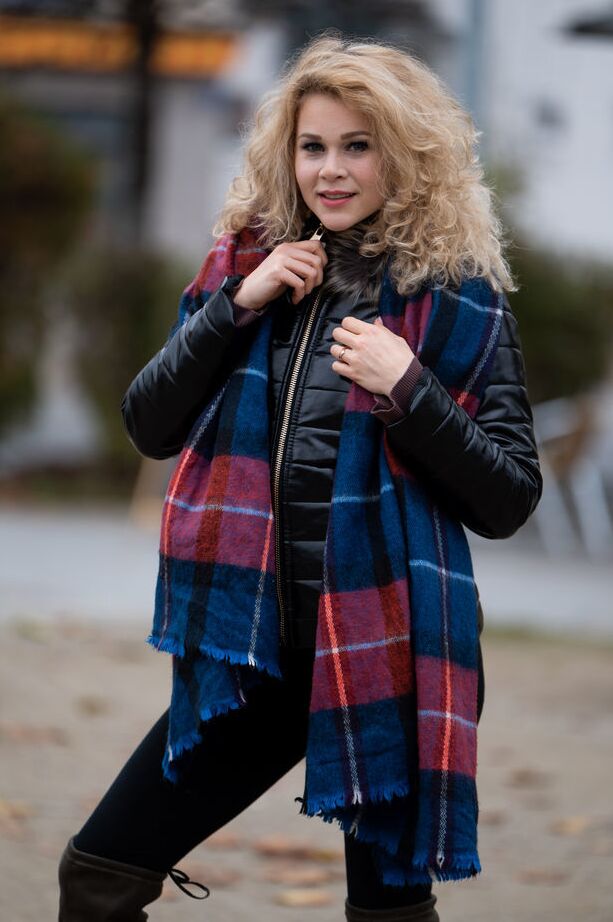 18P Conheça a linda loira sardenta Helena para uma caminhada no inverno e ela vai levar