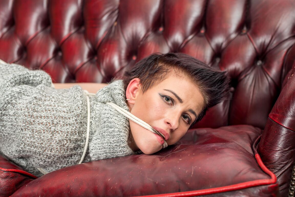 12P Claudia in Seilen gefesselt FotosBarfuß,Bondage,Fußfetisch