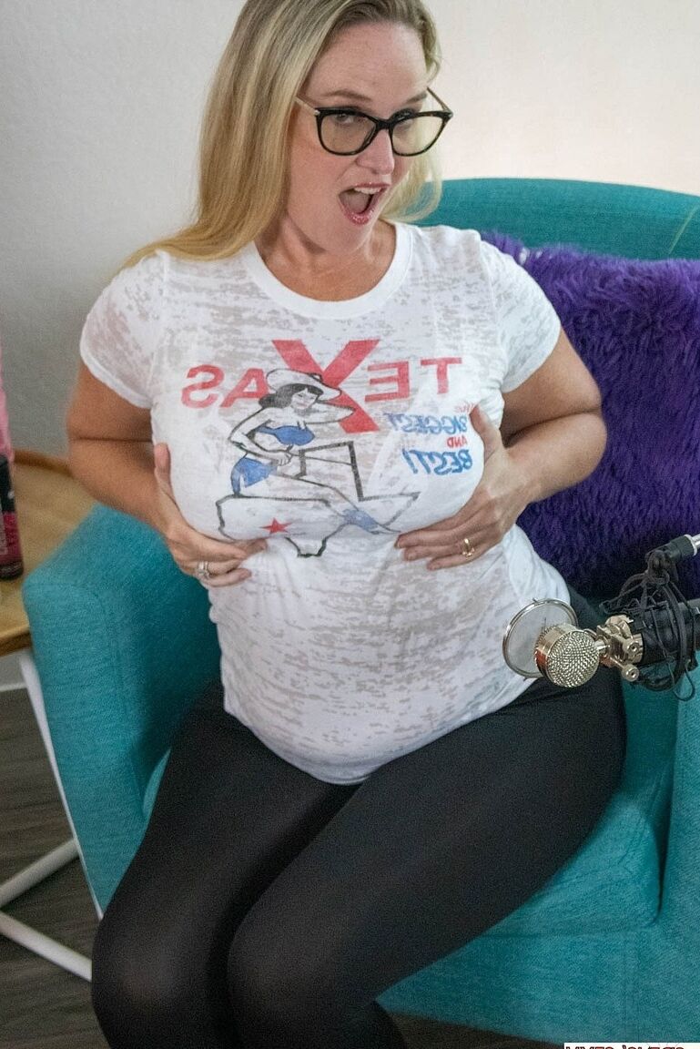 21P MILF Dee Siren pulls her tights down, bends forward & shows her fat ass