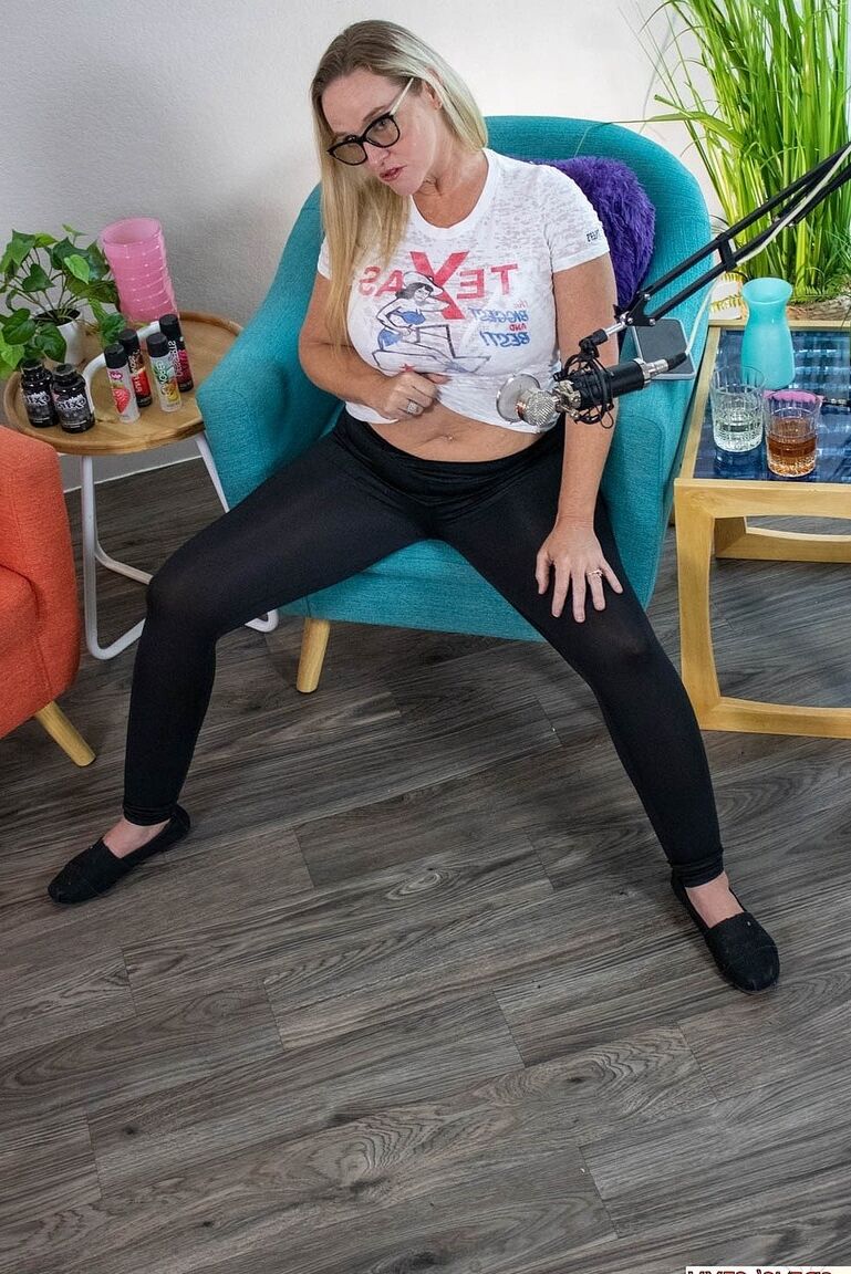 21P MILF Dee Siren pulls her tights down, bends forward & shows her fat ass