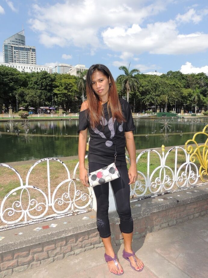 21P Skinny Filipina Aira zeigt ihren Busch und ihre Titten vor einem Blowjob in einem Hotelzimmer