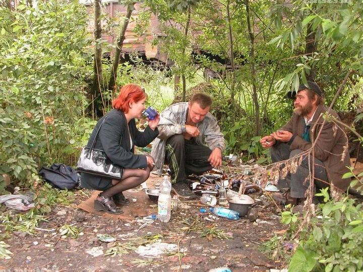 16P Mulher mais velha com tesão e cabelo ruivo fode 3 moradores de rua em seu acampamento na floresta