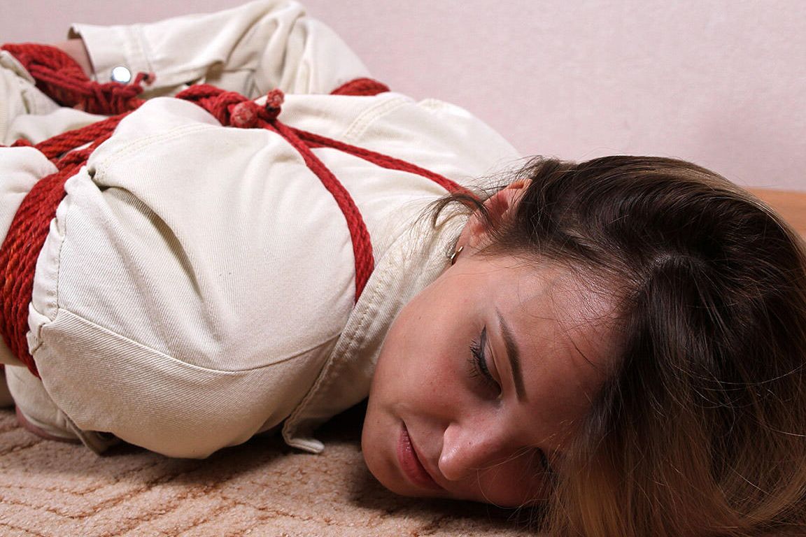 16P Tattooed female Maggie curls her toes while hogtied on a floor