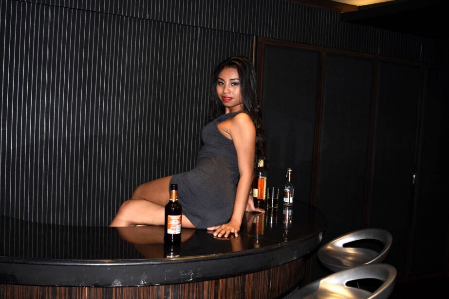 21P La belle amatrice asiatique Sasha Returns chevauche une bite et se fait crémer