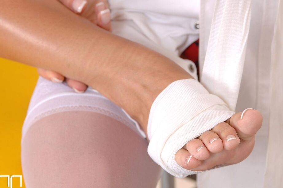 16P Krankenschwester findet ein Schulmädchen, das die gleichen Neigungen zum Fußfetisch hat