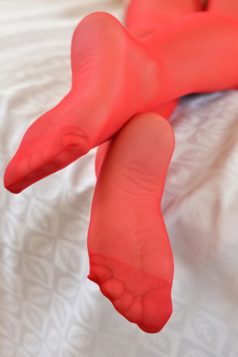 21P Tiffany Doll, petite lesbienne brune, lèche les doux pieds de sa copine