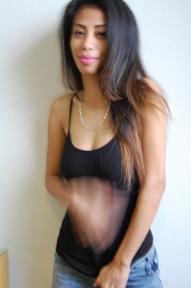 21P A adolescente exótica Sachi revela sua bunda minúscula antes de se ajoelhar e fazer sexo oral