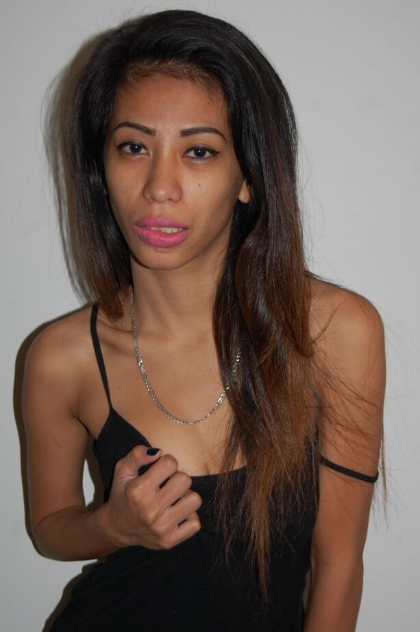 21P A adolescente exótica Sachi revela sua bunda minúscula antes de se ajoelhar e fazer sexo oral