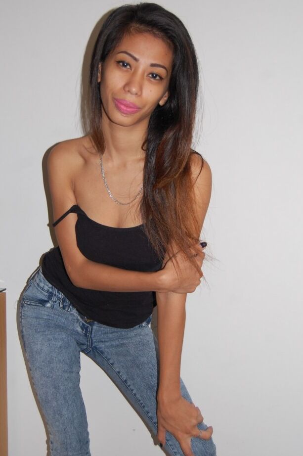 21P A adolescente exótica Sachi revela sua bunda minúscula antes de se ajoelhar e fazer sexo oral