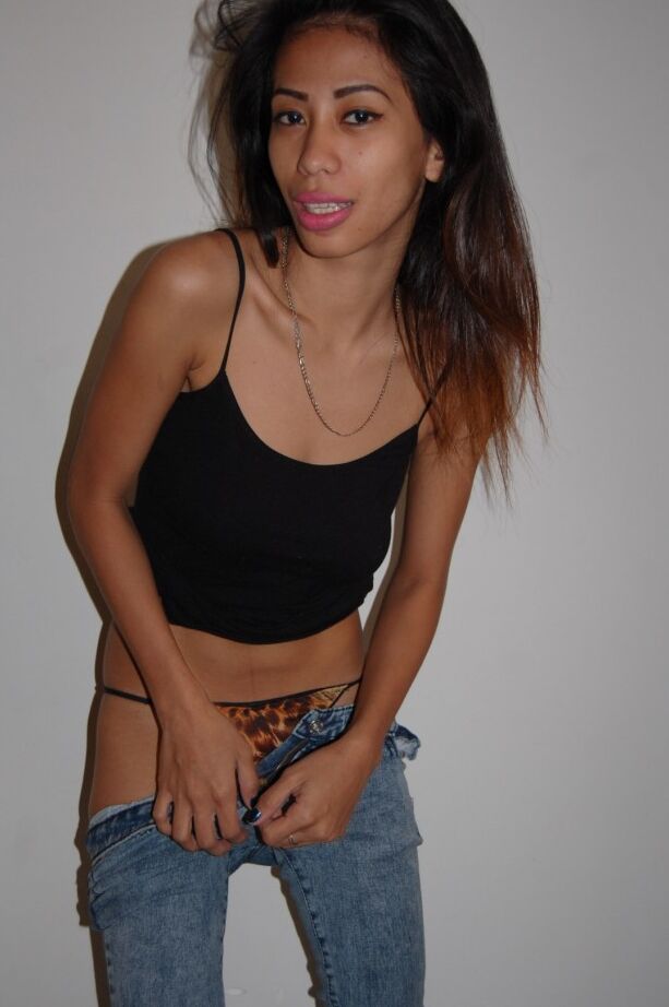21P A adolescente exótica Sachi revela sua bunda minúscula antes de se ajoelhar e fazer sexo oral