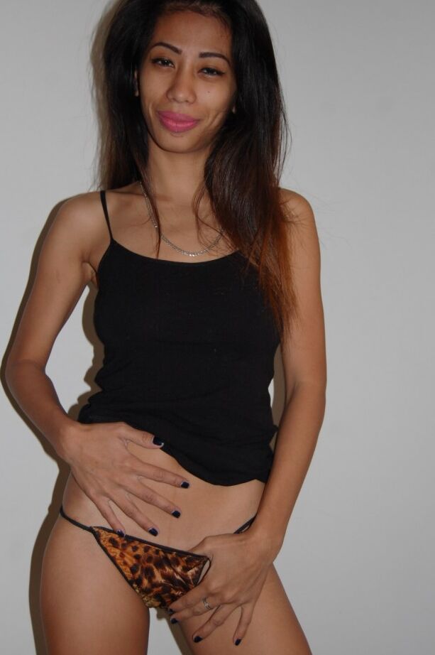 21P A adolescente exótica Sachi revela sua bunda minúscula antes de se ajoelhar e fazer sexo oral