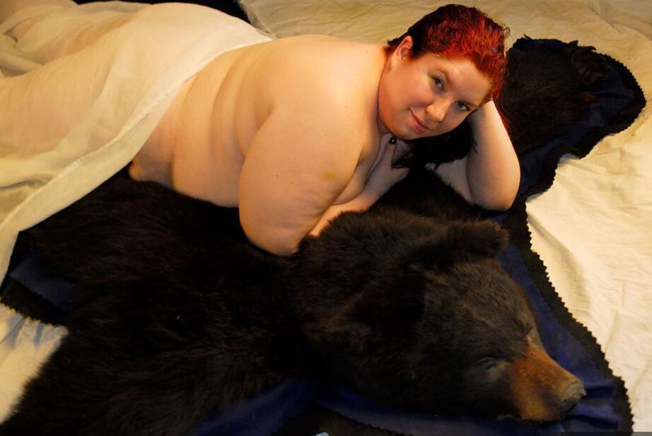 14P Ruiva amadora BBW Inked Oracle expõe os seios em cima da cama