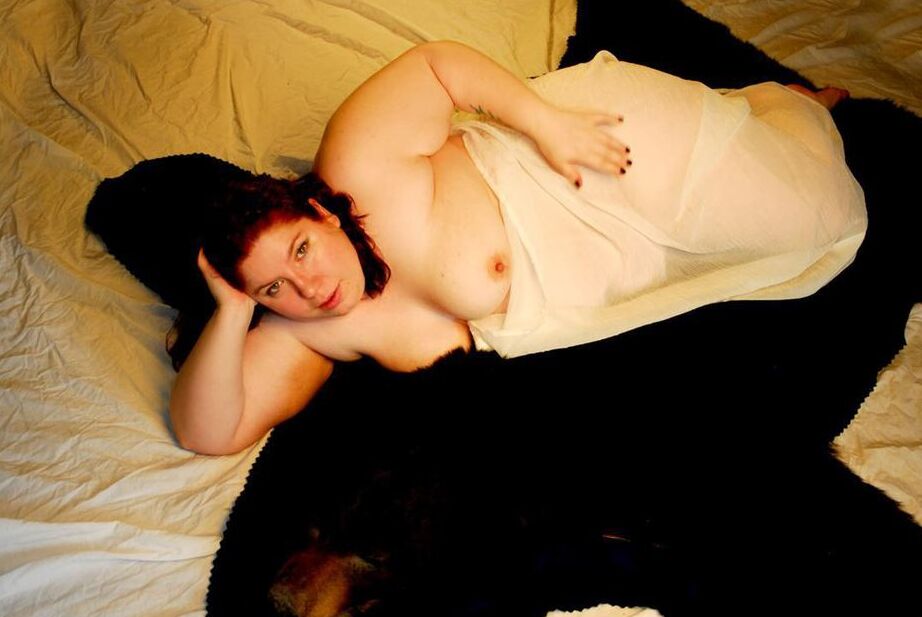 14P Ruiva amadora BBW Inked Oracle expõe os seios em cima da cama