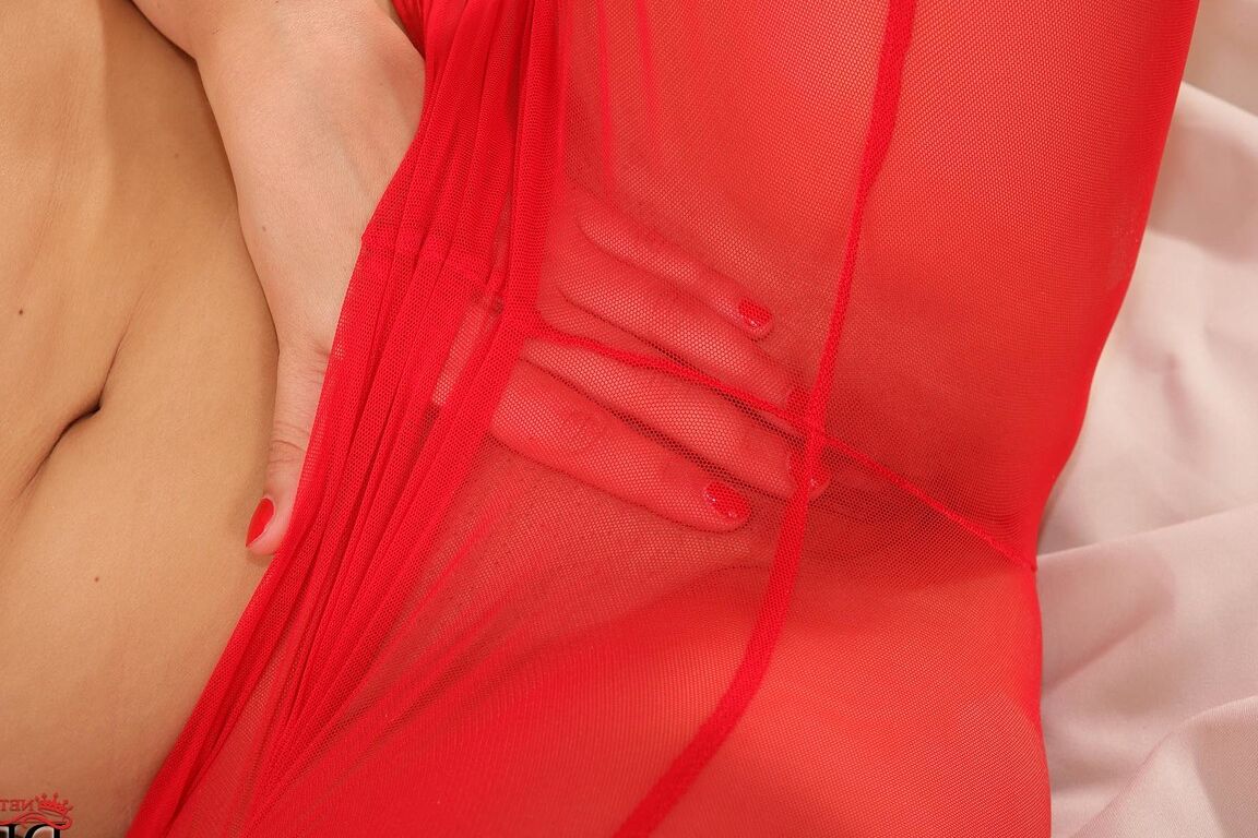 21P Sexy tschechische Babes Adriana und Lucy Bell lecken sich gegenseitig die Füße