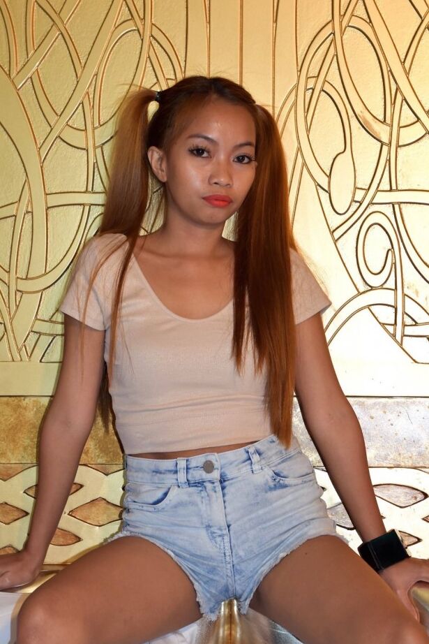 21P Mikaela, une jolie jeune philippine, se déshabille et révèle ses gros tétons.
