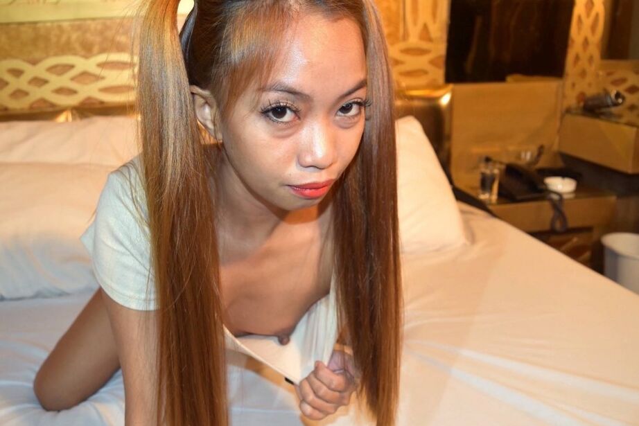 21P Mikaela, une jolie jeune philippine, se déshabille et révèle ses gros tétons.