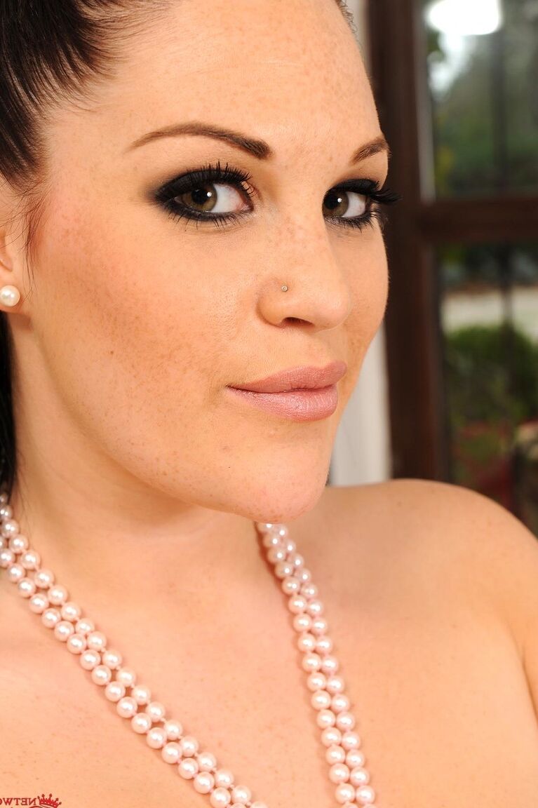 21P La alta tatuada Paige Delight muestra sus grandes tetas