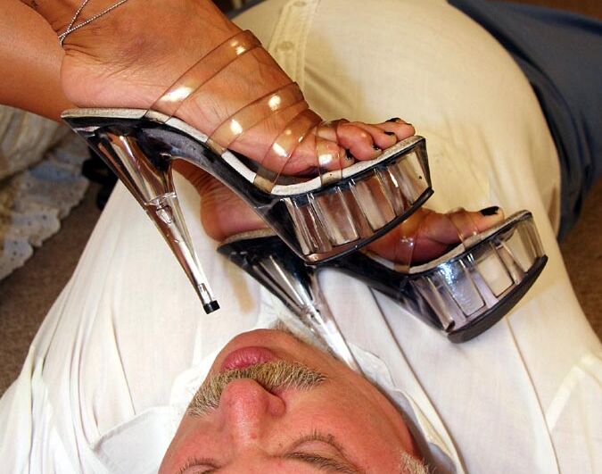 15P Foot Divas Этому мужчине повезло